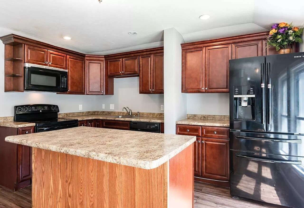 Building Photo - 554 Lake Ave