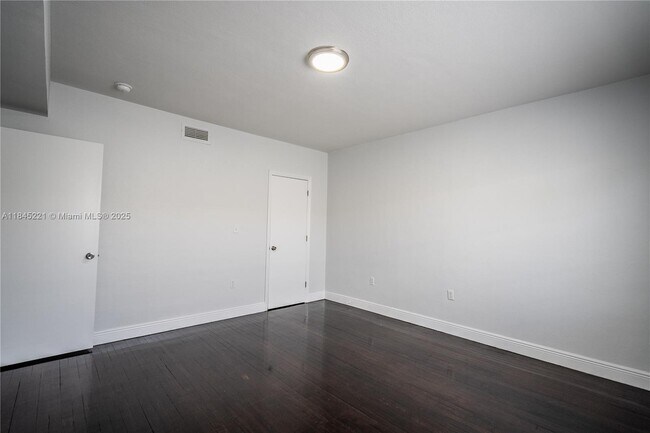 Building Photo - 1007 Bay Dr