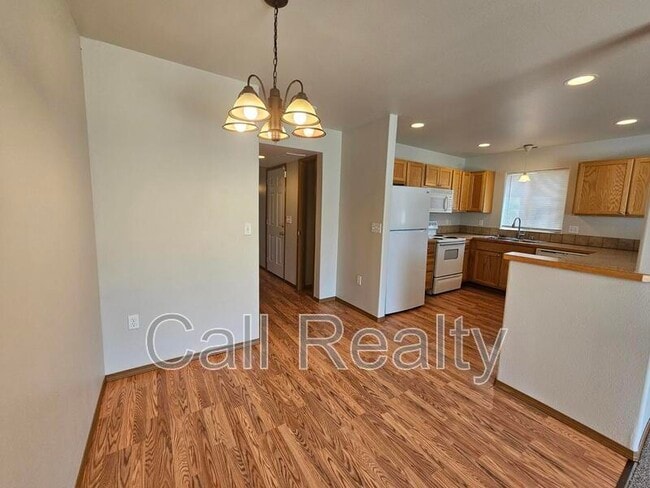 Building Photo - 2420 E Joseph Ave