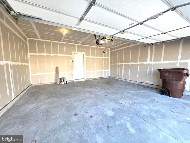 Building Photo - 374 Robbins Farm Rd