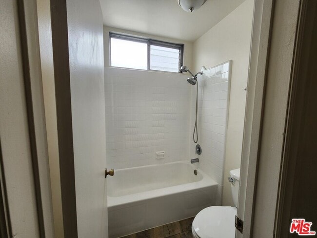 Building Photo - 425 S Kenmore Ave