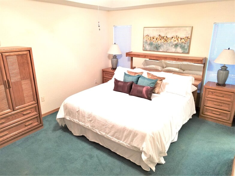 King Master bed - 19615 SW 93rd Lane