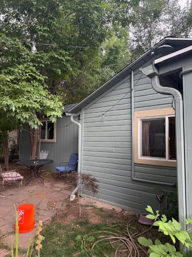 Building Photo - Beautiful and cozy 3 Bedroom 1 Bathroom Ho...