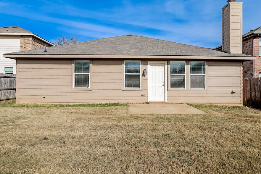 Building Photo - 573 Creekbend St