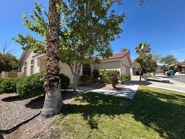Building Photo - Cozy 3Bed/2Bath/2Car Residence located in beautiful Summerlin!