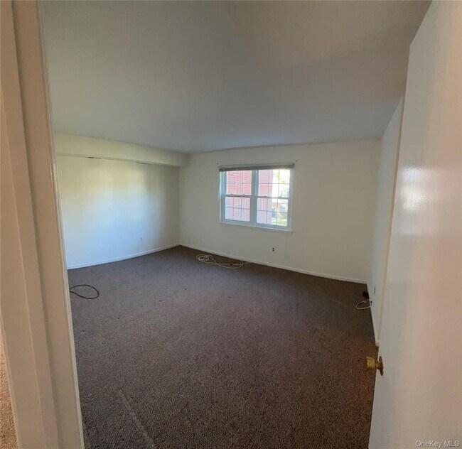 Building Photo - 13 Essex Ln