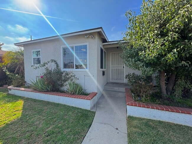 Primary Photo - Spacious 2 Bedroom Home with 2 Bonus Rooms