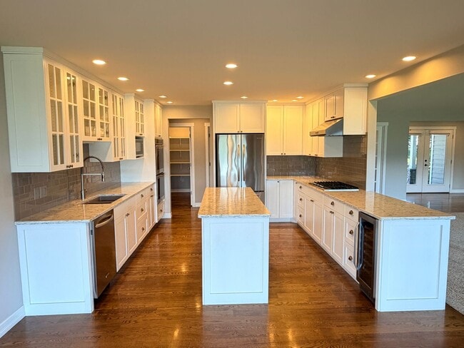 Building Photo - Luxury, golf course living with VIEWS! 3+ bed, 3 bath, three car garage and so much more!