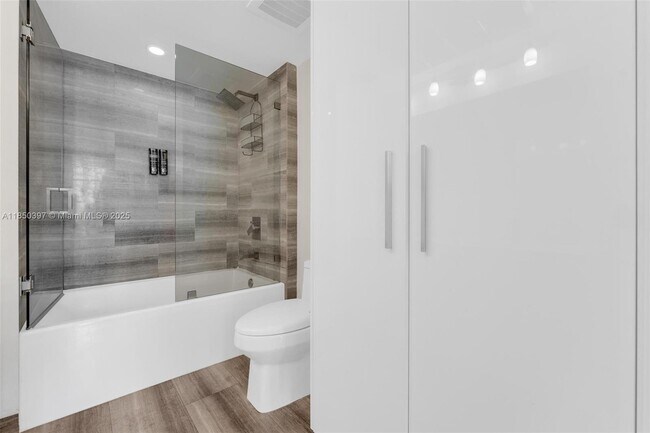 Building Photo - 1300 Brickell Bay Dr