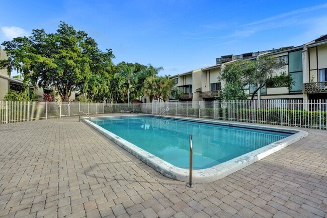 Building Photo - Large Nice and Clean 1BR/1.5BA with Great Layout  in Prime Inverrary Location (Rent includes wate...