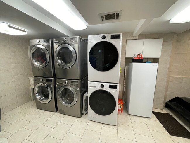 Building Photo - 3230 N Elston Ave