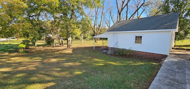 Building Photo - Lovely in Milner