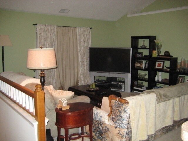 Building Photo - IMMACULATE END UNIT T.HOUSE STYLE CONDO