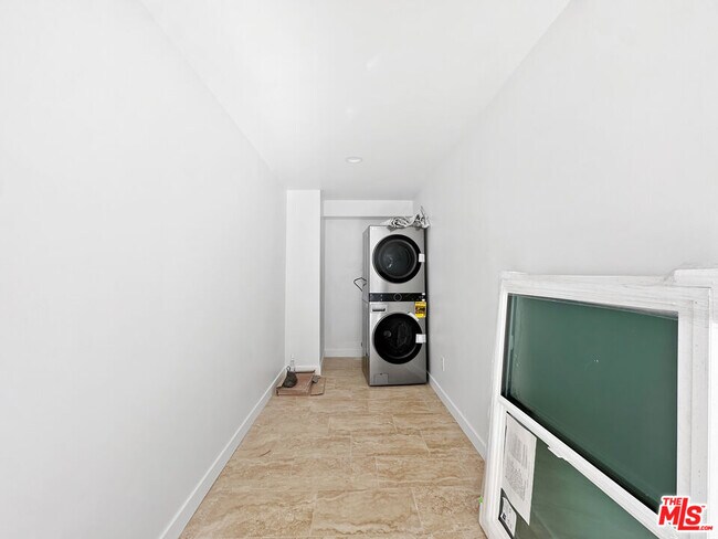 Building Photo - 1522 1/2 Burnside Ave-1522