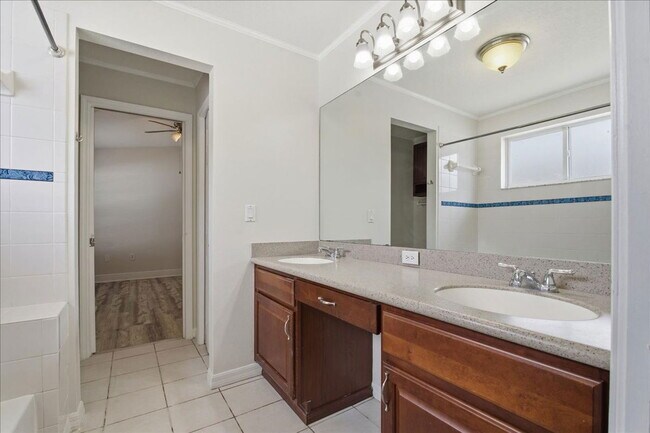 Building Photo - 525 Cullaro Ln