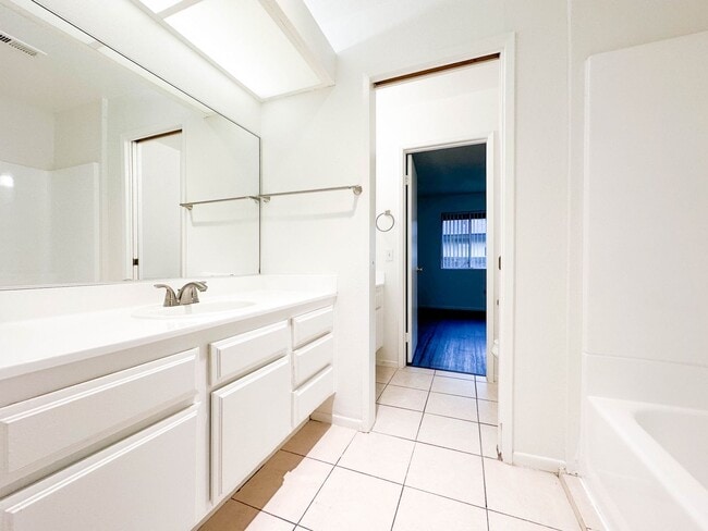 Building Photo - Townhome AVAILABLE NOW in Colton. 2 Bed / 2 Bath Floorplan  + Garage!