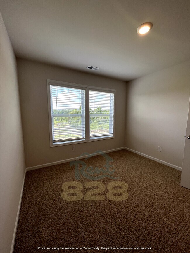 Building Photo - 130 Creekview Rd
