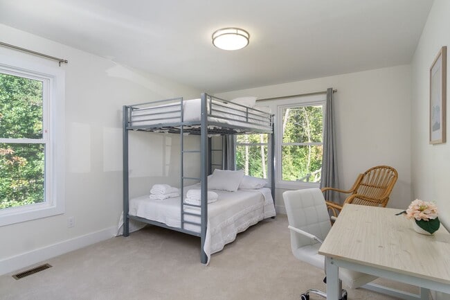 Building Photo - Candler Rental!