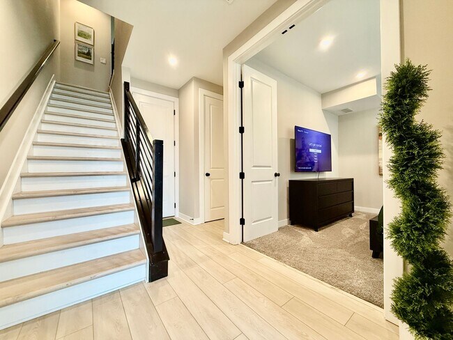 Building Photo - Central, luxury townhome in the heart of Liberty