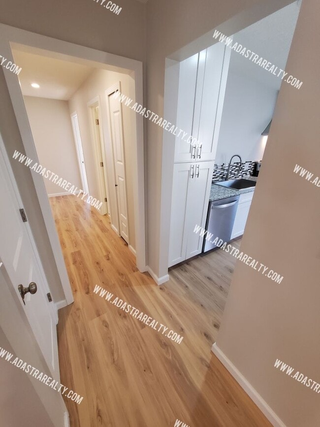 Building Photo - Absolutley Beautiful 4 Bedroom 2.5 Bath Overland Park Home-Available NOW!!