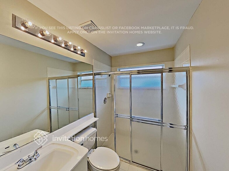 Building Photo - 5831 NW 40th Ln