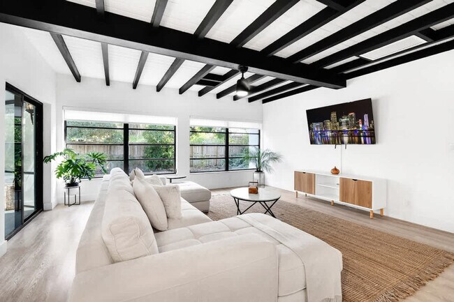 Building Photo - 704 NE 2nd St