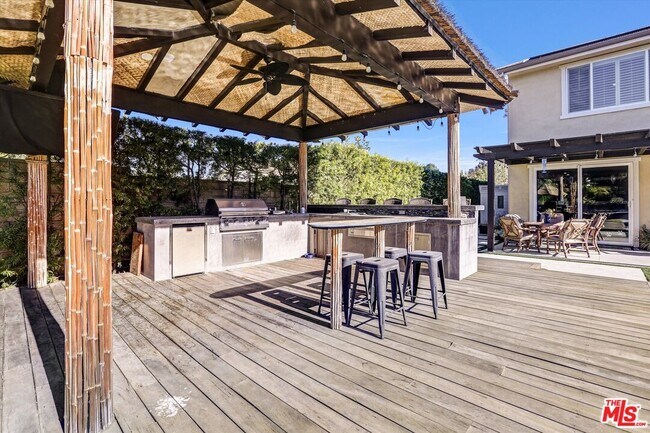 Building Photo - 577 Comet Ave