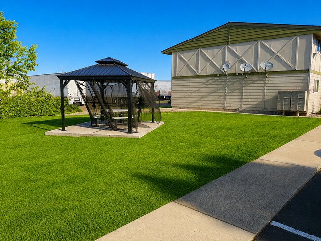Building Photo - Apartment Hunting? This Union Gap Find Is Worth a Look!