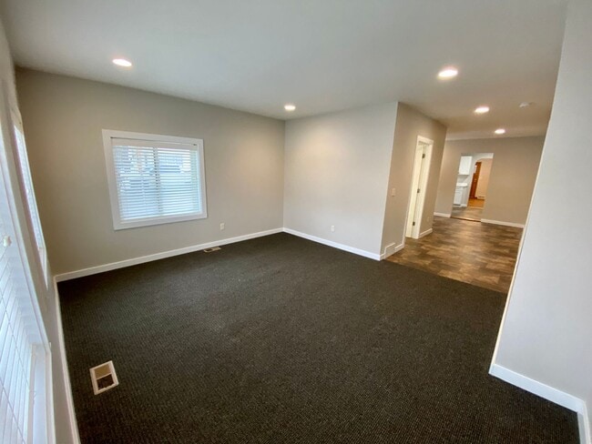 Building Photo - Spacious 4 bed 2 bath ranch home with two ...