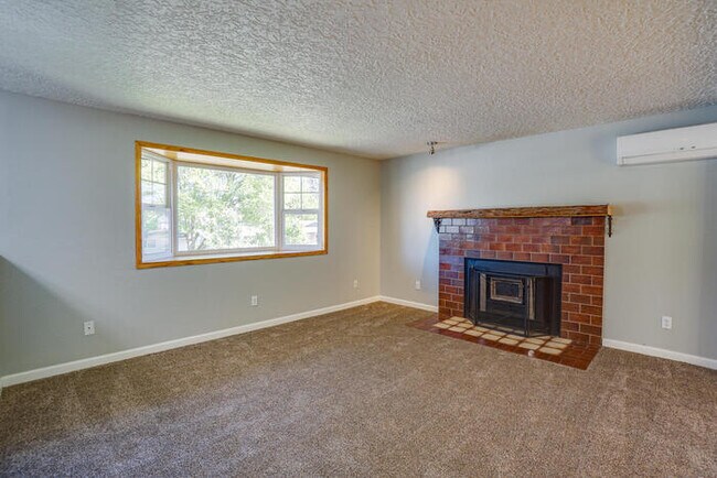Building Photo - THREE BEDROOM NEAR LENA PARK