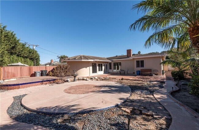 Building Photo - 535 Camino de Encanto