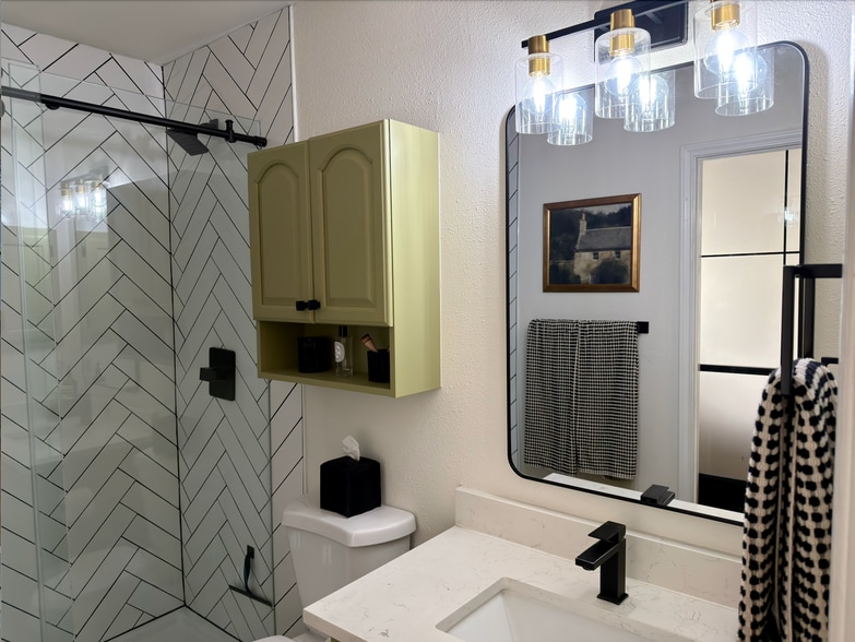 Walk in Shower & Vanity - 9319 Whisper Pt