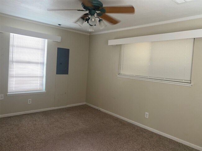 Building Photo - 181 Barracuda St