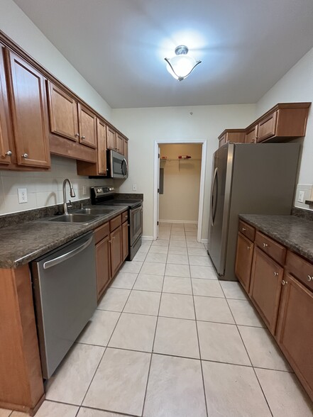 Building Photo - 616 Marshtree Ln