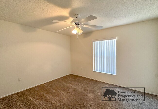 Building Photo - Charming 3-Bedroom Home in Prime SE Lakela...