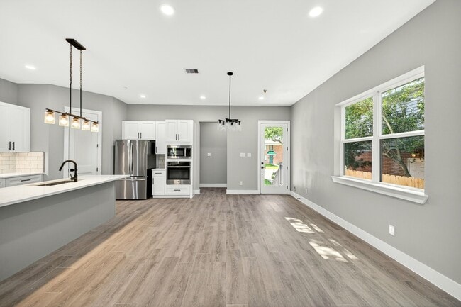 Building Photo - 4517 Larch Ln
