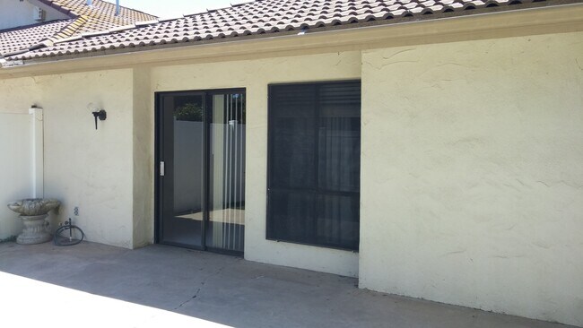 Building Photo - Northwest single level condo offering many...
