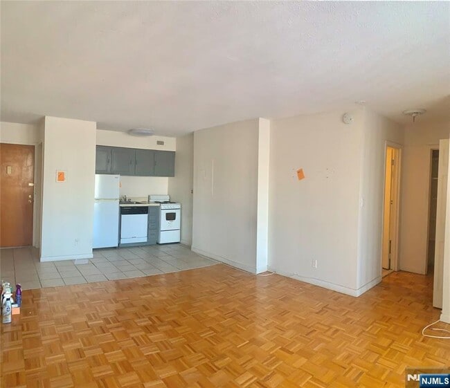 Building Photo - 1590 Anderson Ave