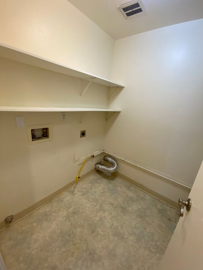 Building Photo - 1100 Island Dr