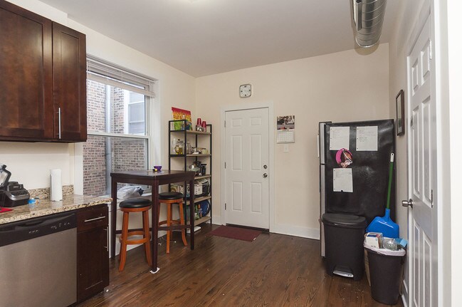 Building Photo - 1900 N Western Ave