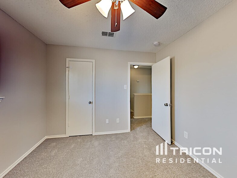 Building Photo - 1052 Shadywood Dr