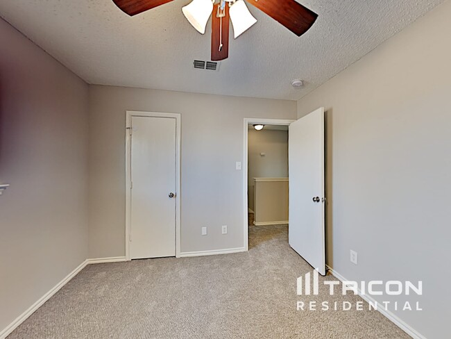 Building Photo - 1052 Shadywood Dr