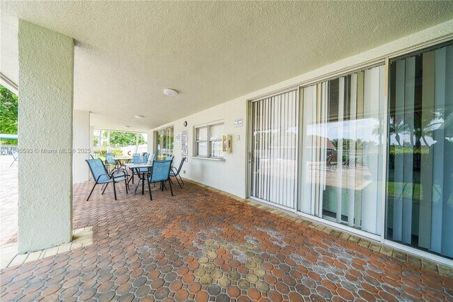 Building Photo - 5400 Lakewood Cir S