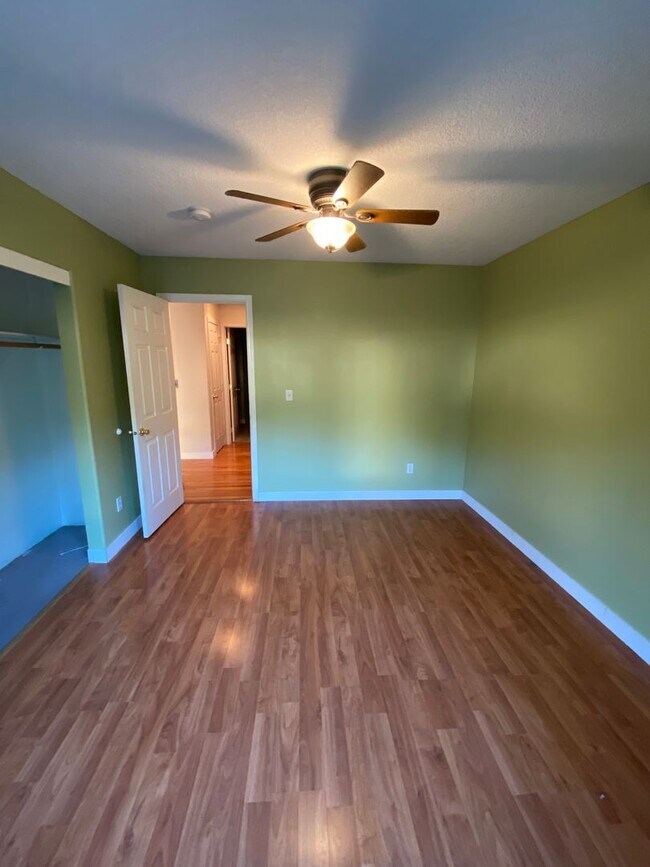 Building Photo - Custom Home With Shop!
