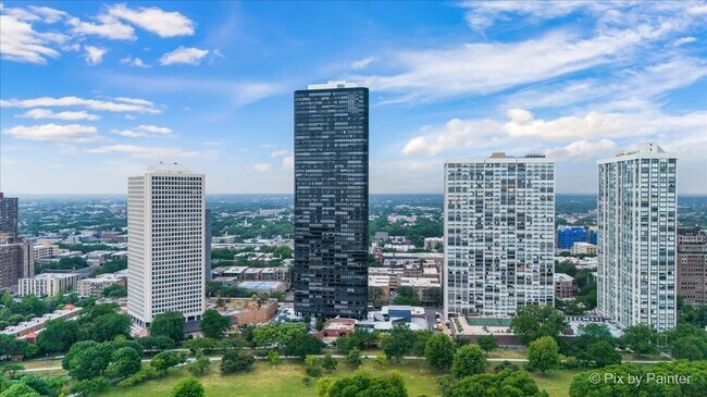 Building Photo - 5415 N Sheridan Rd