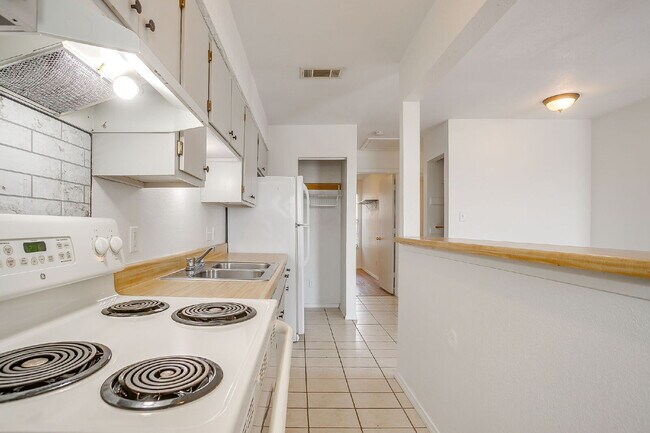 Building Photo - Charming 2-Bedroom Duplex Retreat on White...