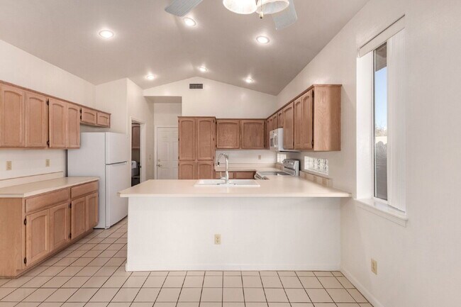 Building Photo - 4723 N Greenview Cir W