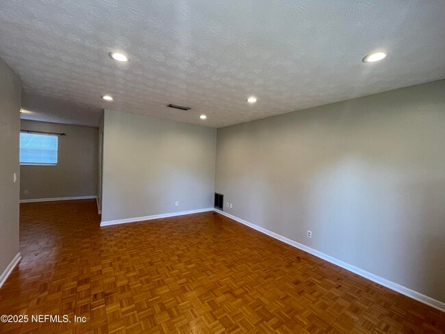 Building Photo - 1136 Willow Ln