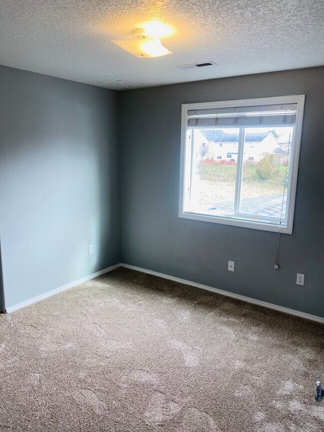 Building Photo - 812 Lark Dr