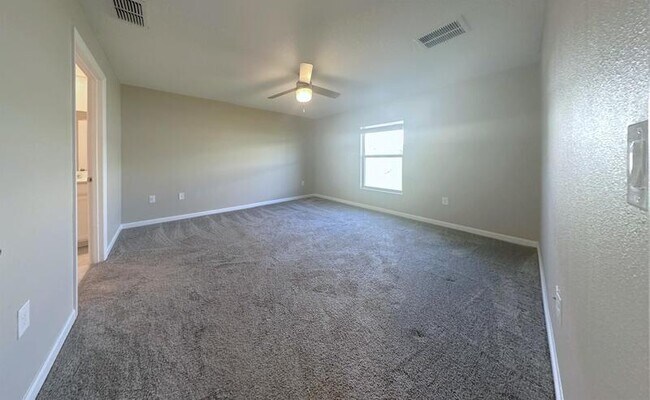 Building Photo - 272 Bergamot Lp